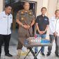 Kepala Satpol PP Kabupaten Sidoarjo, Drs Yani Setyawan, M.M bersama tim Pelaksanaan Pemeriksaan Bea Cukai saat konferensi pers razia rokok tanpa cukai, Selasa (14/11/223)