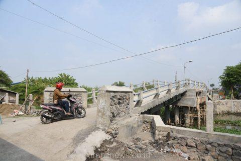 Pembangunan Jembatan penghubung antara Desa Klurak dan Desa Balongdowo sudah tahap finishing, Rabu (15/11/2023)