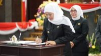 Gubernur Jatim, Khofifah Indar Parawansa saat mendatangani persetujuan APBD 2024 bersama wakil Ketua DPRD Jatim, Anik Maslachah, Anwar Sadad, Achmad Iskandar, dan Ketua DPRD Jatim, Kusnadi di Paripurna.