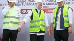 Gubernur Jawa Timur, Khofifah Indar Parawansa, saat melakukan ground breaking bangunan pengendali banjir rob di Desa Kalibuntu, Kecamatan Kraksaan, Kabupaten Probolinggo, Jumat (17/11/2023).