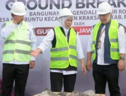 Gubernur Jawa Timur, Khofifah Indar Parawansa, saat melakukan ground breaking bangunan pengendali banjir rob di Desa Kalibuntu, Kecamatan Kraksaan, Kabupaten Probolinggo, Jumat (17/11/2023).