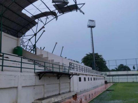 Stadion merpati Kota Depok setelah diterjang hujan deras dan angin kencang