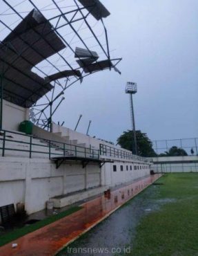 Stadion merpati Kota Depok setelah diterjang hujan deras dan angin kencang