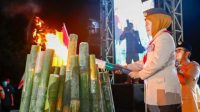 Gubenur Jawa Timur Khofifah lndar Parawansa saat penyulutan obor Raimuna