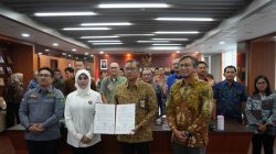 Kepala Kejaksaan Tinggi Jawa timur, Dr. Mia Amiati, SH, MH saat penandatanganan fakta integritas pengamanan proyek strategis Nasional di Ruang Rapat Kejati Jatim, Jum'at (17/12/2023)