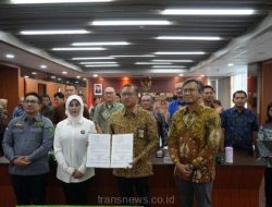 Kepala Kejaksaan Tinggi Jawa timur, Dr. Mia Amiati, SH, MH saat penandatanganan fakta integritas pengamanan proyek strategis Nasional di Ruang Rapat Kejati Jatim, Jum'at (17/12/2023)