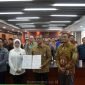 Kepala Kejaksaan Tinggi Jawa timur, Dr. Mia Amiati, SH, MH saat penandatanganan fakta integritas pengamanan proyek strategis Nasional di Ruang Rapat Kejati Jatim, Jum'at (17/12/2023)