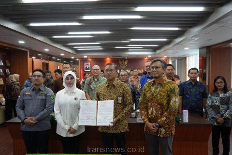 Kepala Kejaksaan Tinggi Jawa timur, Dr. Mia Amiati, SH, MH saat penandatanganan fakta integritas pengamanan proyek strategis Nasional di Ruang Rapat Kejati Jatim, Jum'at (17/12/2023)