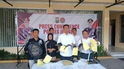 Anggota Polres Jember saat lakukan press confrence