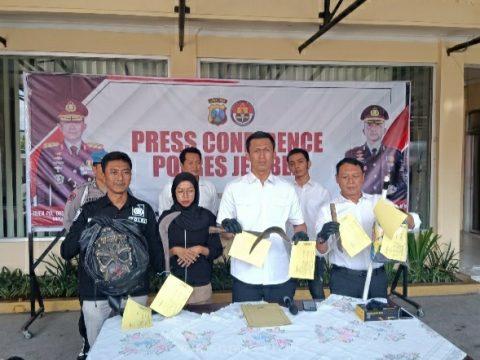 Anggota Polres Jember saat lakukan press confrence