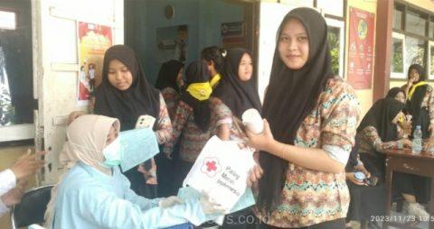 Palang Merah Remaja SMA Negeri 3 Jember memberikan souvenir cantik kepada relawan pendonor