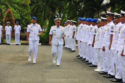 Dankodikdukum Pimpin Upacara Tupdik Siswa Diklaba dan Diktukba TNI AL TA 2023