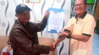 Dindin Ketua DPD SWI Depok menyerahkan SK kepada Ketua Panitia terpilih Tony Yusep