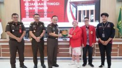 Wakajati Jatim Dr Dwi Setyo Budi Utomo, saat menerima kunjungan BEM Fakultas Hukum UNTAG Surabaya, Kamis 23/11/2023).