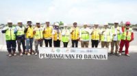 Kajati Jatim bersama Kepala Balai Besar Pelaksanaan Jalan Nasional Jawa timur - Bali Tinjau pembangunan Flyover Juanda, Kamis (30/11/2023)