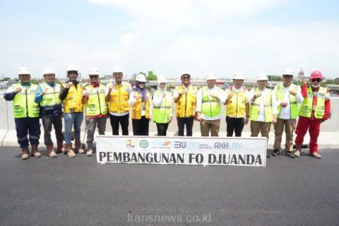 Kajati Jatim bersama Kepala Balai Besar Pelaksanaan Jalan Nasional Jawa timur - Bali Tinjau pembangunan Flyover Juanda, Kamis (30/11/2023)