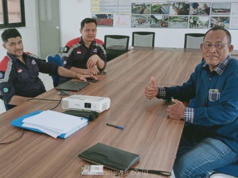 Wartawan transnews saat konfirmasi paket pekerjaan Pembangunan Jaringan Perpipaan SPAM Umbulan Provinsisi Jawa timur di Direksi keet PT Waskita Karya, Rabu (29/11/2023).