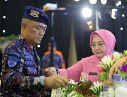 Kapolda Jatim Irjen Pol Drs.Imam Sugianto M.Si,ditemani Ibu bayangkari sa at pemotongan nasi tumpeng