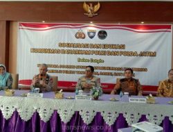 Direktur Pembinaan Ketertiban Masyarakat Korbinmas Baharkam Polri, Brigjen. Pol. M. Rudy Syafirudin, S.I.K., SH. (tengah) dalam Sosialisasi Pemilu damai di UIN Sunan Ampel Surabaya, Kamis (7/12).