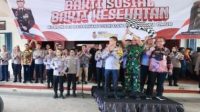 Wakapolda Jatim, Brigjen Pol Akhmad Yusep Gunawan saat memberangkatkan 15. 000 paket sembako. Minggu (10/12/2023)