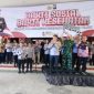 Wakapolda Jatim, Brigjen Pol Akhmad Yusep Gunawan saat memberangkatkan 15. 000 paket sembako. Minggu (10/12/2023)