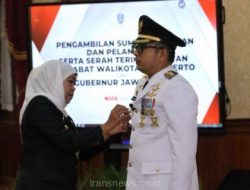 Gubernur Jatim, Khofifah Indar Parawansa saat melantik 

Ali Kuncoro sebagai Pj Walikota Mojokerto di Grahadi Surabaya. Minggu (10/12/2023)