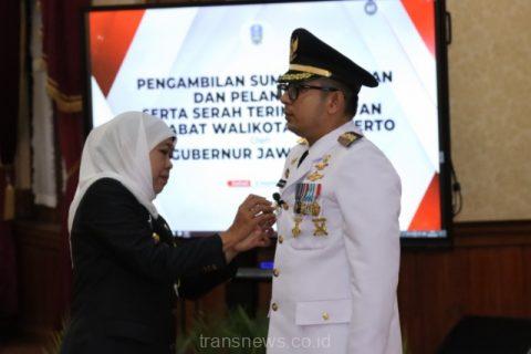 Gubernur Jatim, Khofifah Indar Parawansa saat melantik  Ali Kuncoro sebagai Pj Walikota Mojokerto di Grahadi Surabaya. Minggu (10/12/2023)