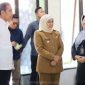 Gubernur Jawa timur Khofifah Indar parawansa saat mendampingi kunjungan kerja Presiden RI Jokowi di SMKN 3 Malang, Kamis (14/12/2023)