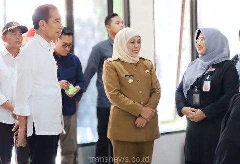Gubernur Jawa timur Khofifah Indar parawansa saat mendampingi kunjungan kerja Presiden RI Jokowi di SMKN 3 Malang, Kamis (14/12/2023)