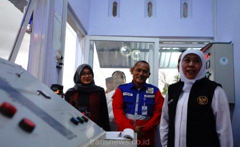 Gubernur Jawa Timur Khofifah Indar Parawansa, saat meresmikan pintu perlintasan sebidang kereta api dan Pos Jaga Jalur Perlintasan Langsung (JPL) 79, di Desa Gumirih Kecamatan Singojuruh, Banyuwangi, Jawa timur. Senin (18/12/2023)