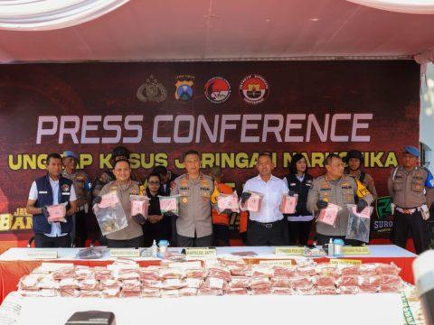 Kapolda Jatim Irjen Pol Imam Sugianto saat konferensi pers penangkapan pengedar narkoba jenis sabu seberat 144. 016 kilogram di Mapolrestabes Surabaya, Rabu (20/12/2023).