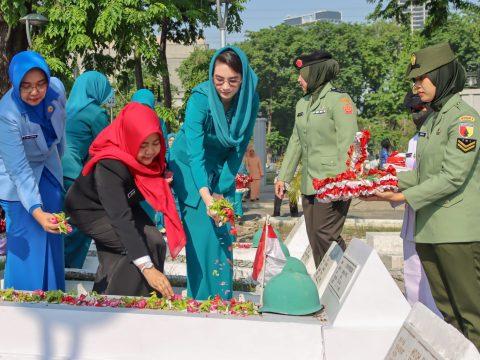 Ketua TP PKK Jatim, Arumi Bachsin saat tabur bunga di Taman Makam Pahlawan Surabaya, Rabu (20/12/2023).