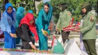 Ketua TP PKK Jatim, Arumi Bachsin saat tabur bunga di Taman Makam Pahlawan Surabaya, Rabu (20/12/2023).