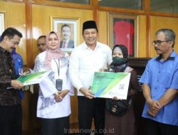 Wakil Bupati Sidoarjo H.Subandi saat menyerahkan secara simbolis CSR kepada pekerja rentan dan kader kesehatan di Rumah sakit Delta Surya Sidoarjo, Rabu (20/12/2023).