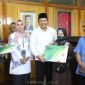 Wakil Bupati Sidoarjo H.Subandi saat menyerahkan secara simbolis CSR kepada pekerja rentan dan kader kesehatan di Rumah sakit Delta Surya Sidoarjo, Rabu (20/12/2023).