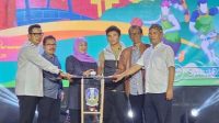 Gubernur Jawa timur Khofifah Indar Parawansa saat melaunching Pembangunan Sirkuit Balap di GOR Kertajaya Surabaya, Selasa (19/12)