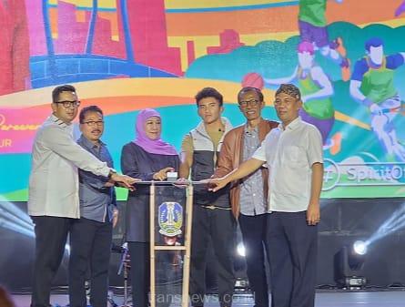 Gubernur Jawa timur Khofifah Indar Parawansa saat melaunching Pembangunan Sirkuit Balap di GOR Kertajaya Surabaya, Selasa (19/12)