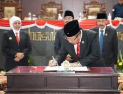 Istu Hari Subagio saat mendatangani pelantikan menjadi Wakil Ketua DPRD Jatim yang disaksika Gubernur Khofifah Indar Parawansa di DPRD Jatim. Kamis (21/12/223).