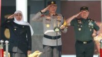 Kapolda Jatim, Pangdam V Brawaijaya, dan Gubernur Khofifah Indar Parawansa saat memimpin Ops lilin Semeru 2023 di Mapolda Jatim. Kamis (21/12/2023).