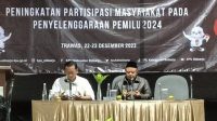 Ketua KPU kabupaten Sidoarjo Mukhamad Iskak, SE, saat membuka sosialisasi Pemilu 2024 bersama LSM dan Jurnalis di Grand Wizh jalan Raya Trawas Mojokerto, Jawa timur, Jum'at (22/12/2023)