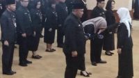 Gubernur Jawa Timur Khofifah Indar Parawansa melantik melantik 4 pejabat Eselon II di lingkungan Pemerintah Provinsi Jatim di Gedung Negaa Grahadi, Jumat (22/12/2023) malam.
