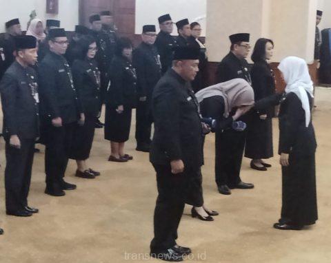 Gubernur Jawa Timur Khofifah Indar Parawansa melantik melantik 4 pejabat Eselon II di lingkungan Pemerintah Provinsi Jatim di Gedung Negaa Grahadi, Jumat (22/12/2023) malam.