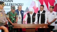 Gubernur Jawa timur Khofifah Indar Parawansa saat meresmikan Pintu Air dan Parapet di Desa Kalibuntu kecamatan Kraksaan, Probolinggo, Jawa timur. Senin (25/12/2023).