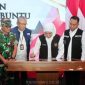 Gubernur Jawa timur Khofifah Indar Parawansa saat meresmikan Pintu Air dan Parapet di Desa Kalibuntu kecamatan Kraksaan, Probolinggo, Jawa timur. Senin (25/12/2023).