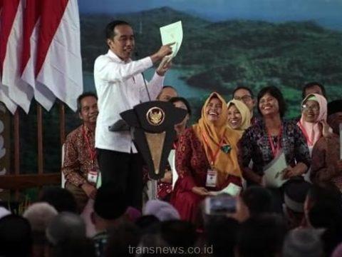 Presiden RI Joko Widodo Bagikan 5.000 Sertifikat Tanah ke Warga Jawa Timur