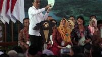 Presiden RI Jokowi Widodo, saat membagikan 5000 sertifikat untuk masyarakat Jawa timur secara simbolis di GOR Delta Sidoarjo, Rabu (27/12/2023)