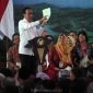Presiden RI Jokowi Widodo, saat membagikan 5000 sertifikat untuk masyarakat Jawa timur secara simbolis di GOR Delta Sidoarjo, Rabu (27/12/2023)