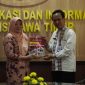 Kepala Balai Bahasa Provinsi Jawa Timur, Umi Kulsum (kiri) saat memberikan cindera mata majalah berbahasa lokal kepada Kabid Komunikasi Publik, Assyari (kanan) di Lt.2 Ruang Argopuro, Dinas Kominfo Jatim, Surabaya, Jumat (29/12/2023).