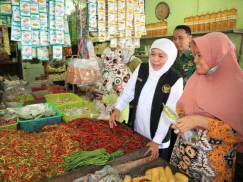Gubernur Jawa timur Khofifah Indar Parawansa, saat meninjau Pasar Krian Lama di Sidoarjo, Jumat (29/12/2023) guna memastikan Bapok di Jatim Aman.