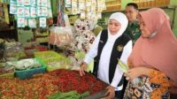 Gubernur Jawa timur Khofifah Indar Parawansa, saat meninjau Pasar Krian Lama di Sidoarjo, Jumat (29/12/2023) guna memastikan Bapok di Jatim Aman.